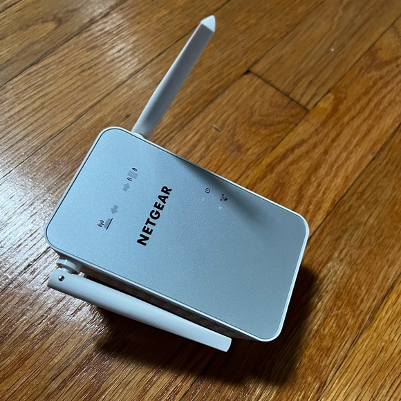 Netgear WiFi Extender in White - Picture 2 of 6